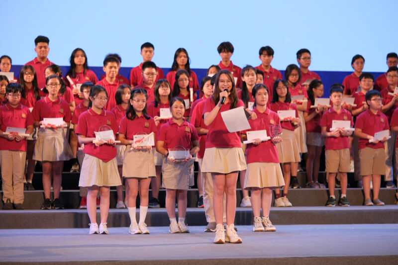 Học sinh Đào Maja phát biểu tại buổi lễ trao giải.